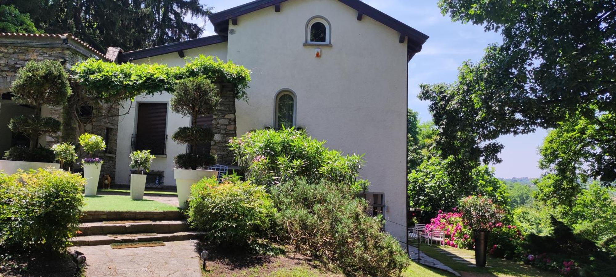 "La Selvetta" Bed And Breakfast Buguggiate Bagian luar foto